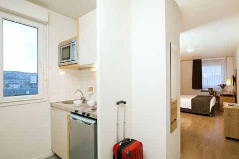 Comfort Studio | Private kitchenette | Fridge, microwave, stovetop, cookware/dishes/utensils