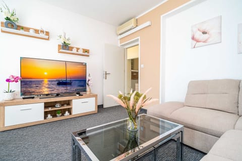 Apartment (Apartments Blažević - Comfort Two B) | Living room | 32-inch flat-screen TV with cable channels