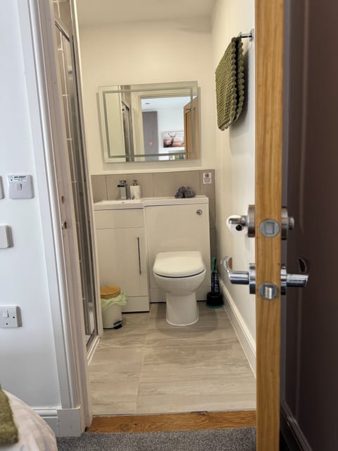 Standard Room | Bathroom | Shower, hair dryer, towels, soap