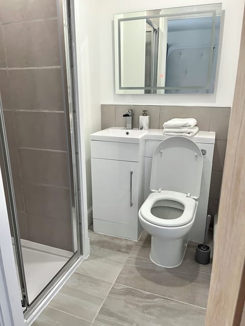 Superior Room | Bathroom | Shower, hair dryer, towels, soap