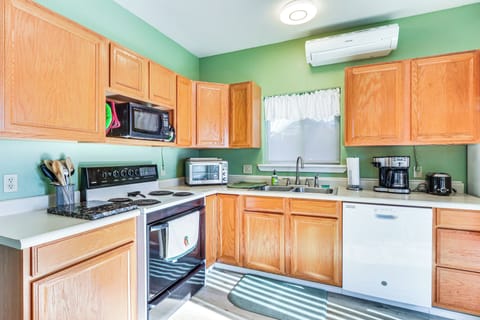 House (3 Bedrooms) | Private kitchen | Microwave, oven, stovetop, dishwasher