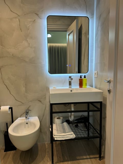 Quadruple Room, Balcony | Bathroom | Towels