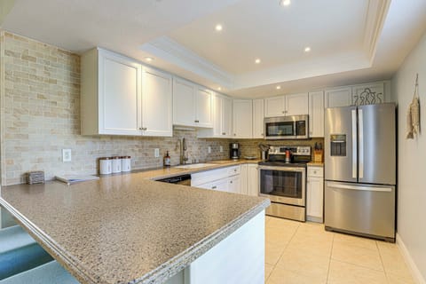 Apartment (2 Bedrooms) | Private kitchen | Microwave, oven, stovetop, dishwasher