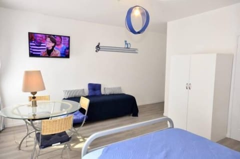 Triple Room | Desk, free cribs/infant beds, free WiFi