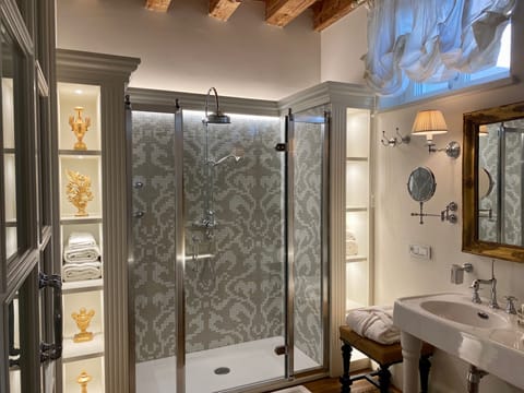 Suite La Veneziana | Bathroom | Rainfall showerhead, free toiletries, hair dryer, bathrobes