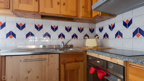 Apartment (3 Bedrooms) | Private kitchen | Oven, stovetop, dishwasher, espresso maker