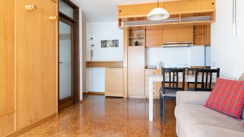 Apartment (1 Bedroom) | Private kitchenette | Fridge, microwave, stovetop, electric kettle