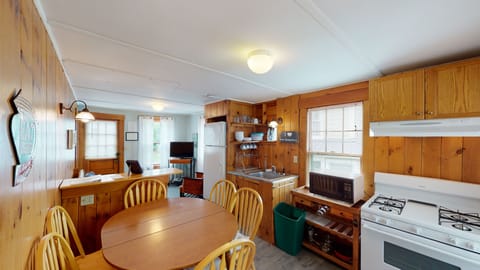 Cottage #9, Two bedroom, Double Bed in each room, Lake view, Kitchen | In-room dining