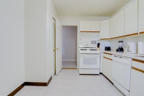 Business Apartment, 2 Bedrooms, Balcony, Park View | Private kitchen | Fridge, microwave, oven, dishwasher