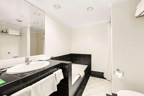 Business Suite | Bathroom | Towels, soap, shampoo, toilet paper