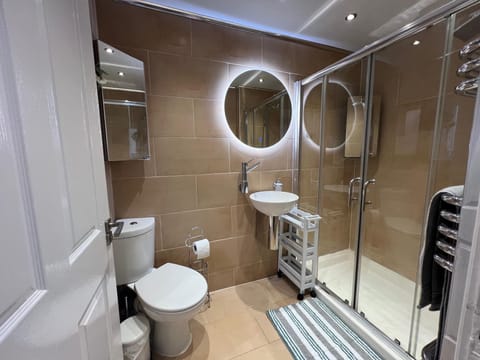 Apartment | Bathroom | Shower, hair dryer, slippers, towels