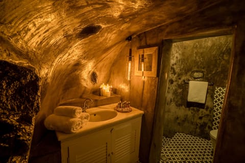 Earth Suite with Outdoor heated Jacuzzi & Caldera View | Bathroom | Shower, free toiletries, hair dryer, slippers