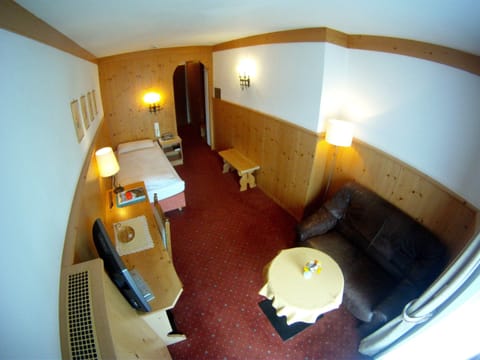 Comfort Single Room | Minibar, in-room safe, desk, free WiFi