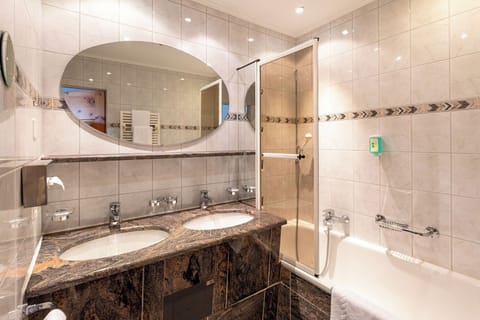 Economy Double Room | Bathroom | Hair dryer, towels