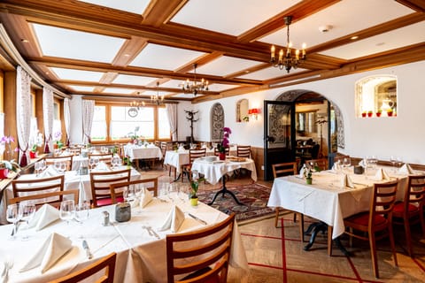 2 restaurants, breakfast, lunch served; local and international cuisine