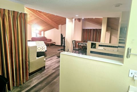 Studio Suite, Multiple Beds, Hot Tub, Pool View | Desk, blackout drapes, iron/ironing board, free cribs/infant beds