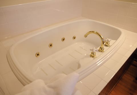 Private spa tub