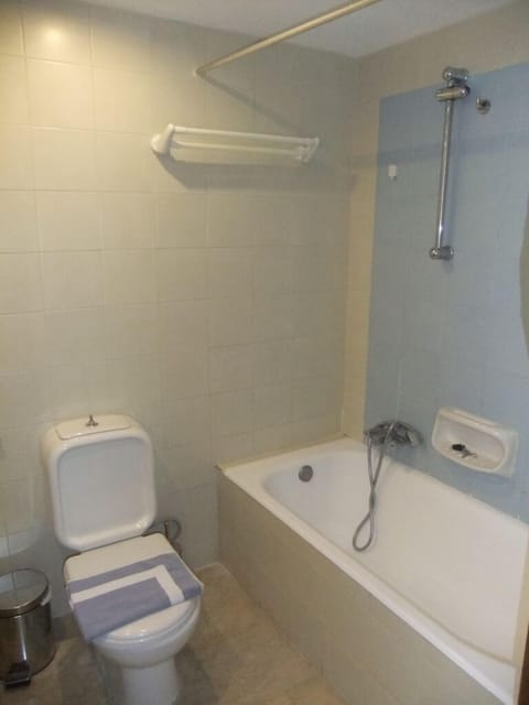 Bathtub, free toiletries, hair dryer, towels