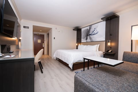 Premium bedding, in-room safe, desk, blackout drapes