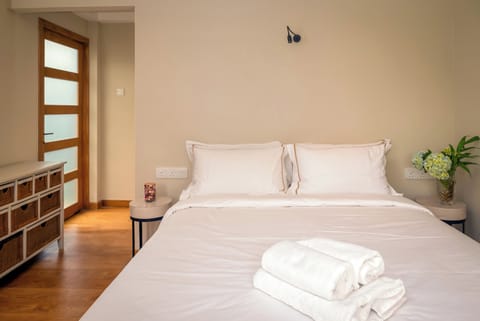 Deluxe Double Room, Garden View | Free WiFi, bed sheets