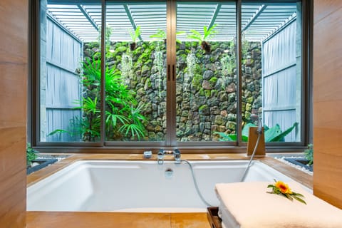 Sala Villa Lower Garden View | Jetted tub
