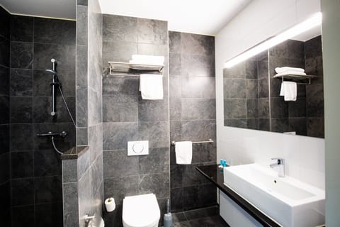 Deluxe Twin kamer, 2 eenpersoonsbedden | Bathroom | Shower, free toiletries, hair dryer, towels