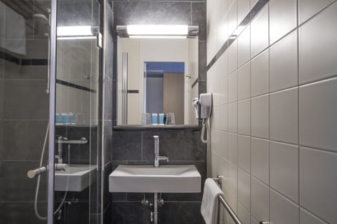 Comfort Twin Room, 2 Twin Beds | Bathroom | Shower, free toiletries, hair dryer, towels