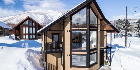 Chalet, 2 Bedrooms | 1 bedroom, individually decorated, individually furnished, desk