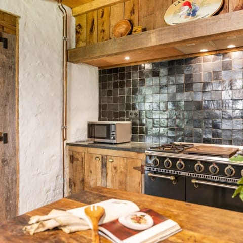 House | 4 bedrooms, desk, Internet