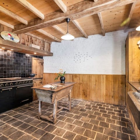 House | 4 bedrooms, desk, Internet