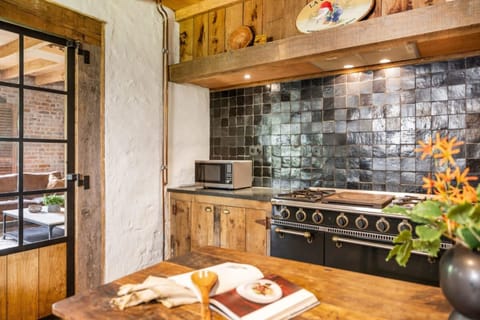 House | 4 bedrooms, desk, Internet