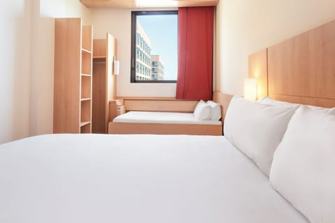 Deluxe Double Room | In-room safe, desk, soundproofing, iron/ironing board