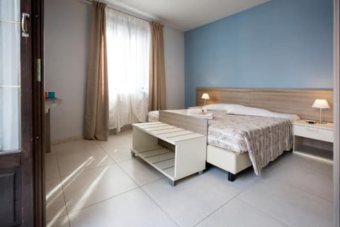 Desk, laptop workspace, free WiFi