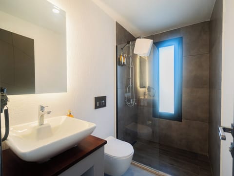 Standard Room, Balcony | Bathroom | Shower, free toiletries, hair dryer, bidet