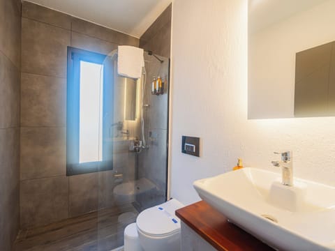 Deluxe Double Room, Balcony, Garden View | Bathroom | Shower, free toiletries, hair dryer, bidet