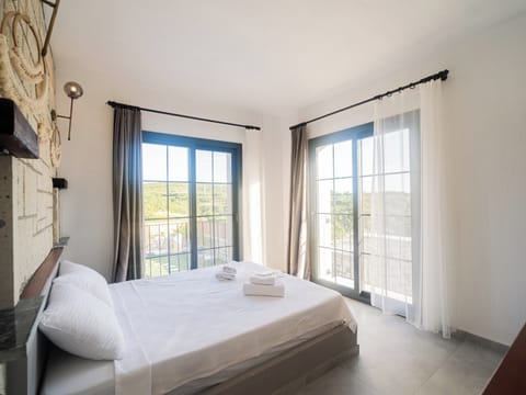 Standard Room, Balcony | Premium bedding, minibar, iron/ironing board, free WiFi