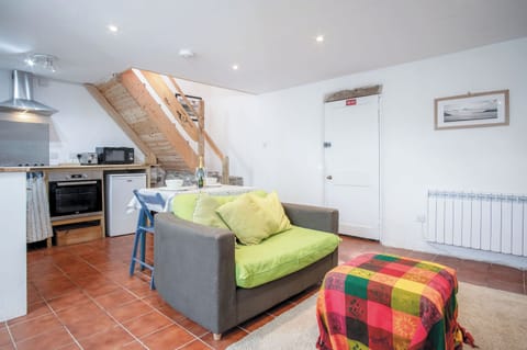 32-inch TV with cable channels, fireplace