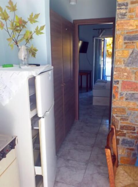 Full-size fridge, stovetop, cookware/dishes/utensils