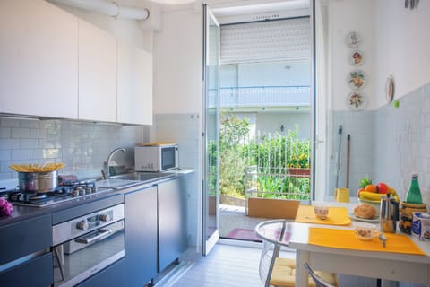 Family Apartment, 2 Bedrooms (Spazioso App.To Mare E Sport) | Private kitchen | Fridge, microwave, oven, stovetop