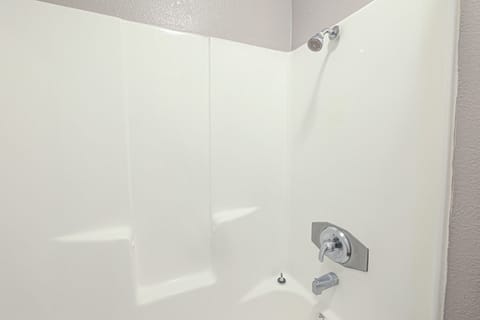 Combined shower/tub, towels