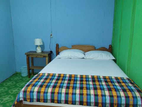 Family House | Desk, free WiFi, bed sheets