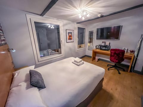 Premium Double Room, Ensuite | Soundproofing, free WiFi