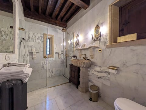 Traditional Chalet, Canal View | Bathroom | Shower, designer toiletries, hair dryer, bathrobes
