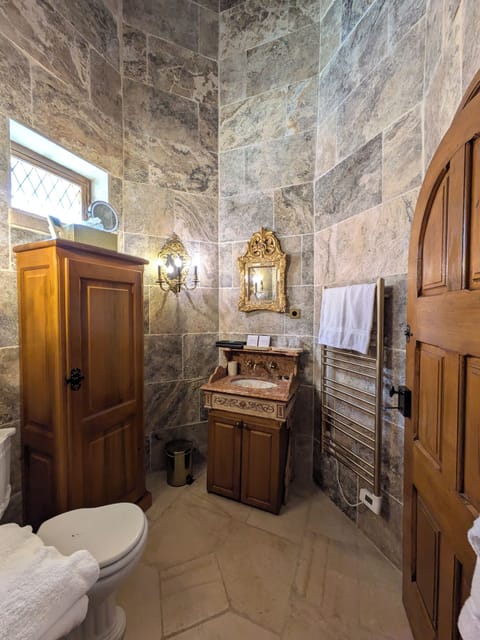 Traditional Chalet, Non Smoking, Canal View | Bathroom | Shower, designer toiletries, hair dryer, bathrobes