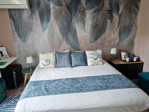 Superior Double Room, 1 King Bed, Private Bathroom (Chambre Napoule, vue fontaine) | Iron/ironing board, free WiFi