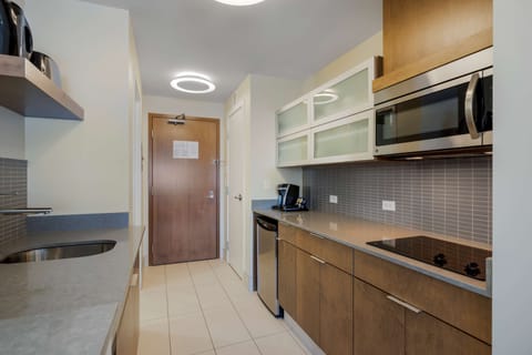 Suite, 1 Queen Bed, Non Smoking, Kitchenette (Shower Only) | Private kitchenette | Mini-fridge, microwave, coffee/tea maker