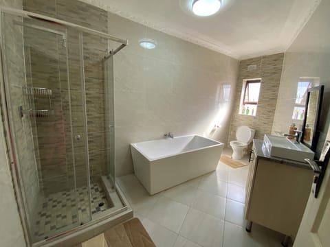 Standard Single Room | Bathroom | Combined shower/tub, rainfall showerhead, towels