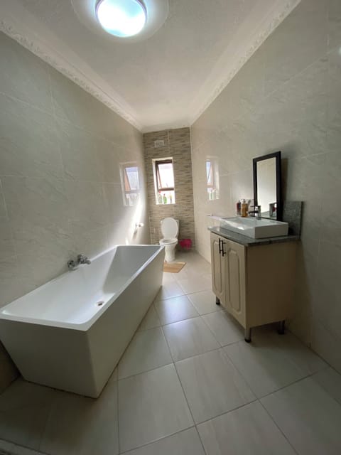 Standard Single Room | Bathroom | Combined shower/tub, rainfall showerhead, towels