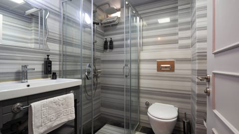 Economy Room | Bathroom | Shower, hair dryer, slippers, towels