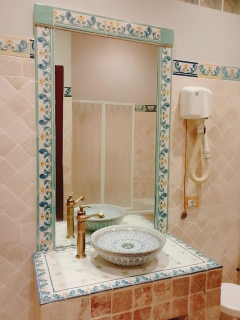 Design Room, City View | Bathroom | Combined shower/tub, free toiletries, bidet, towels